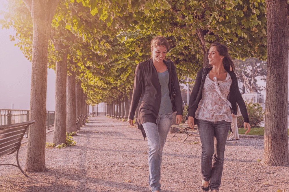 Mujeres caminando por un parque en la ciudad