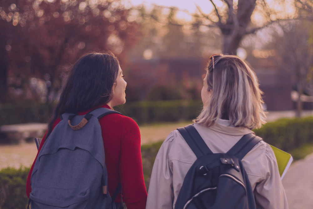 Dos mujeres caminando por un parque