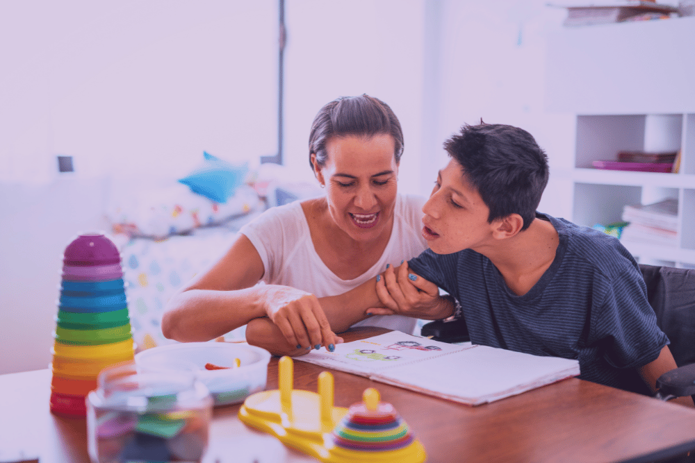 Mujer profesional enseñando a un adolescente con discapacidad