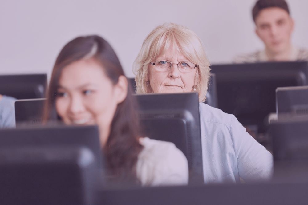 Mujeres de distintas edades en un aula de informática