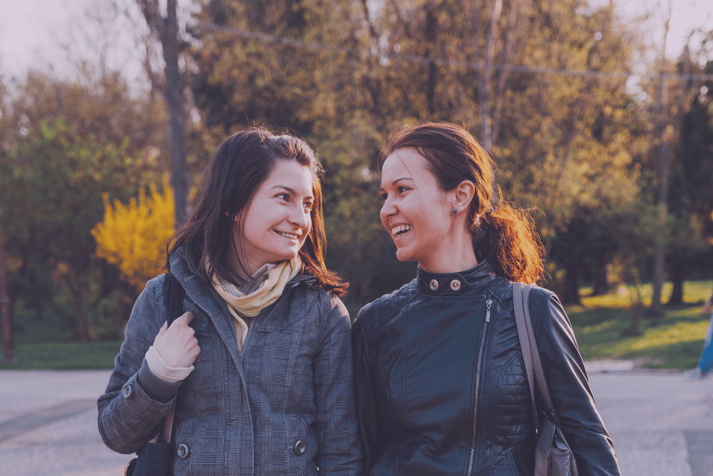 Dos mujeres caminando por un parque