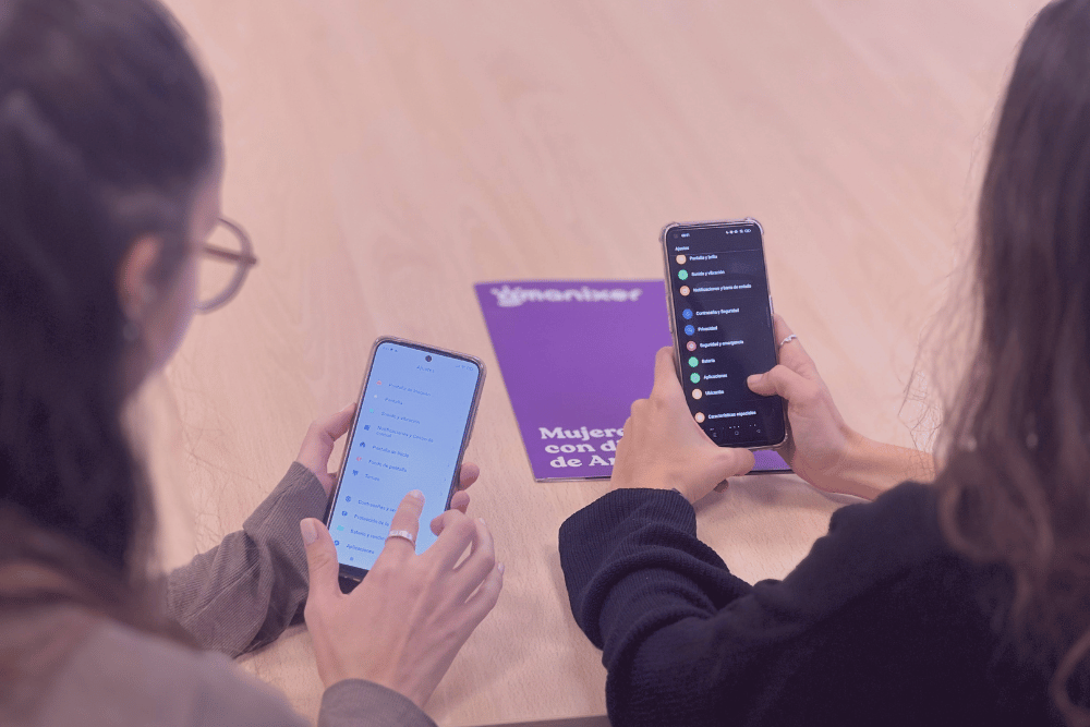 Dos mujeres usando su móvil en un taller de amanixer