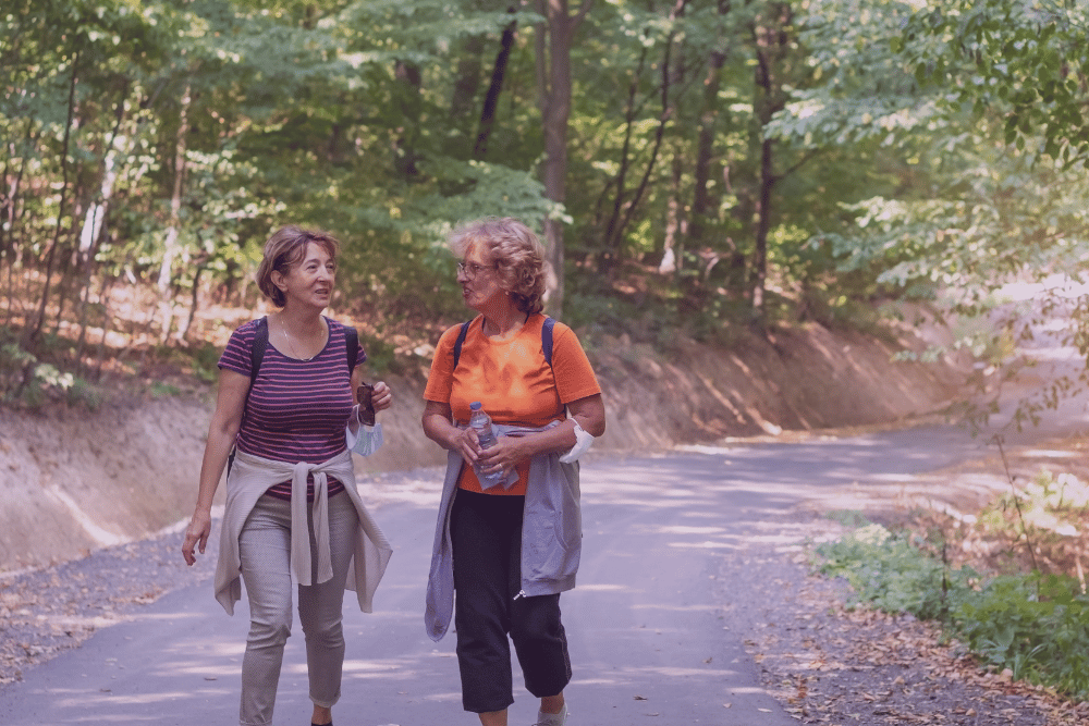 Dos mujeres caminando por un parque